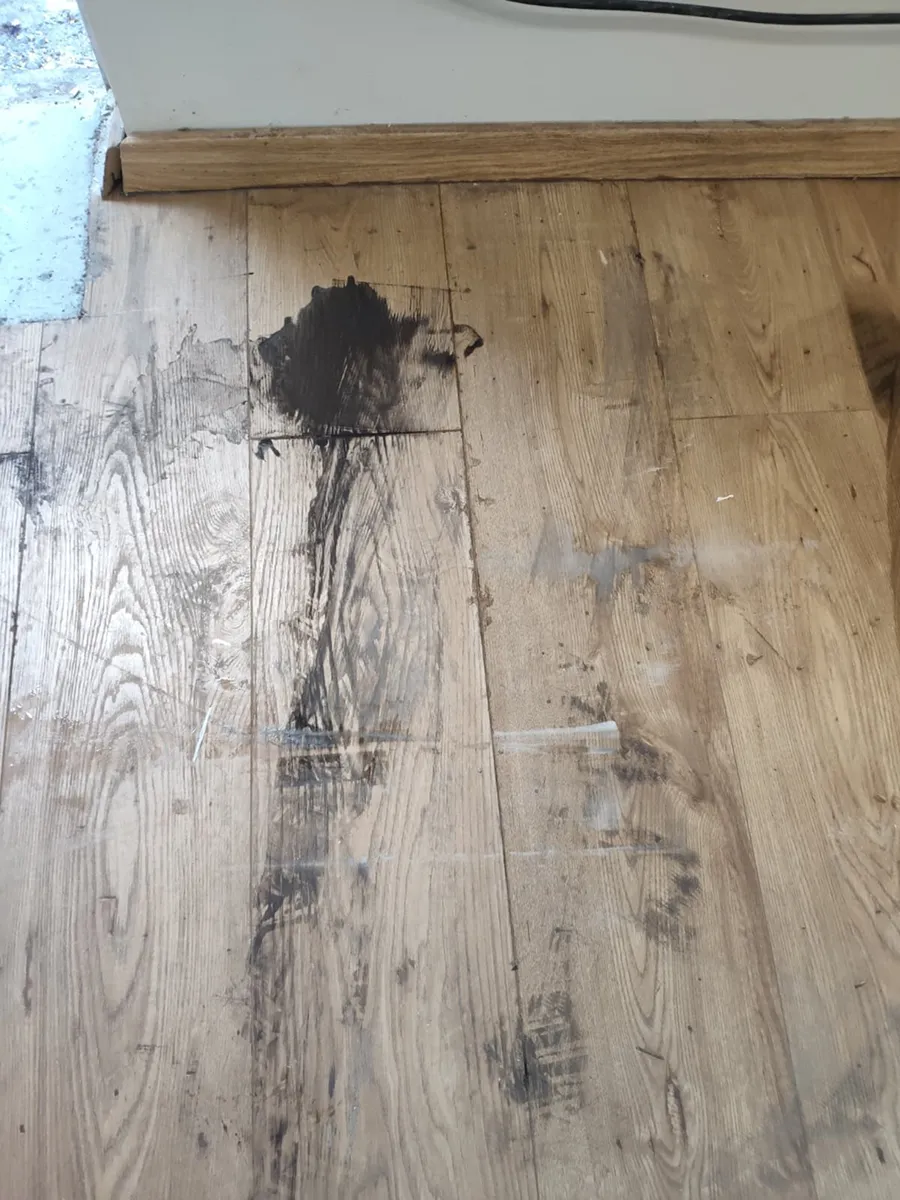 Konačni rezultat je Kristalno čist i zrcalno sjajan pod nakon Silba strojnog tretmana u poslovnom prostoru