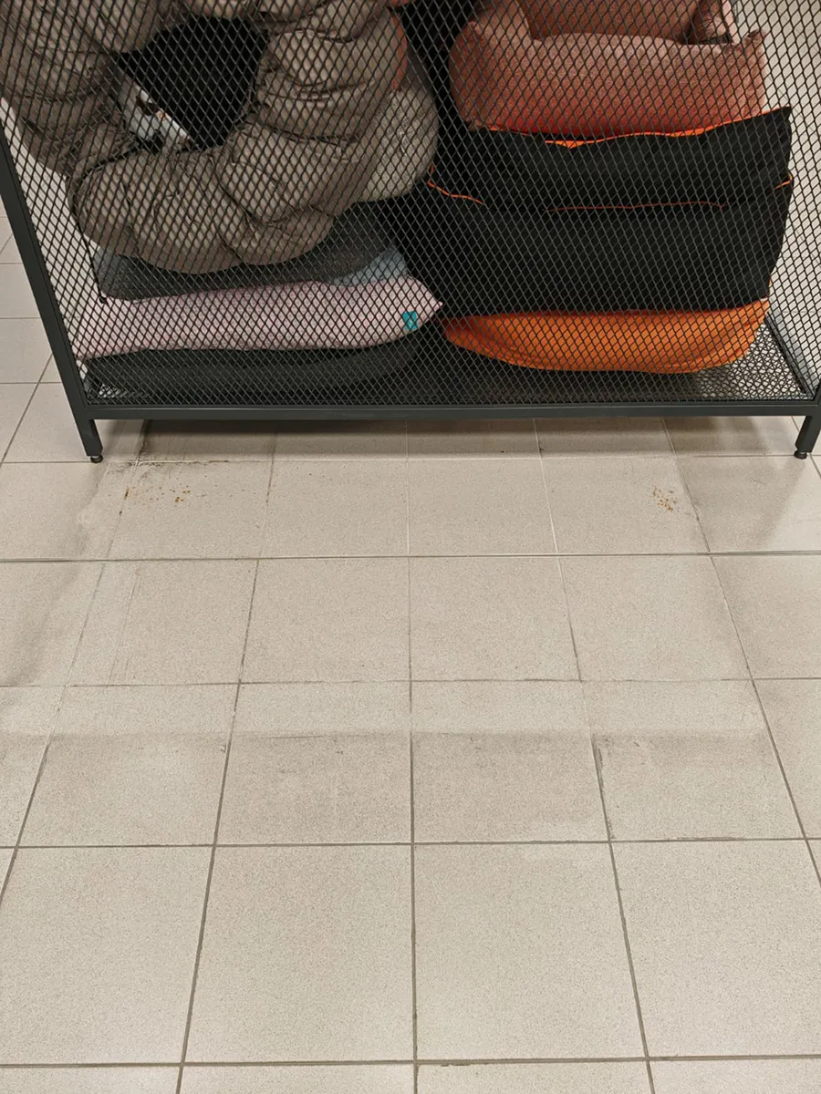Prije i poslije uz Nevjerojatan rezultat strojnog čišćenja zapuštenog poda