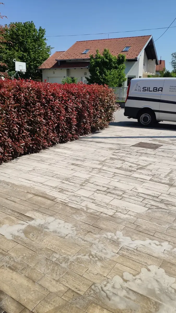 Prije i poslije nakon uklanjanje višegodišnjih naslaga mahovine s betona