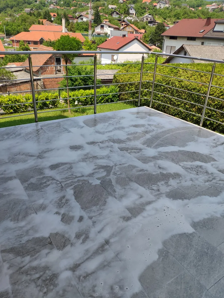 Prikaz prljave vode nakon strojnog pranja skladišnog poda