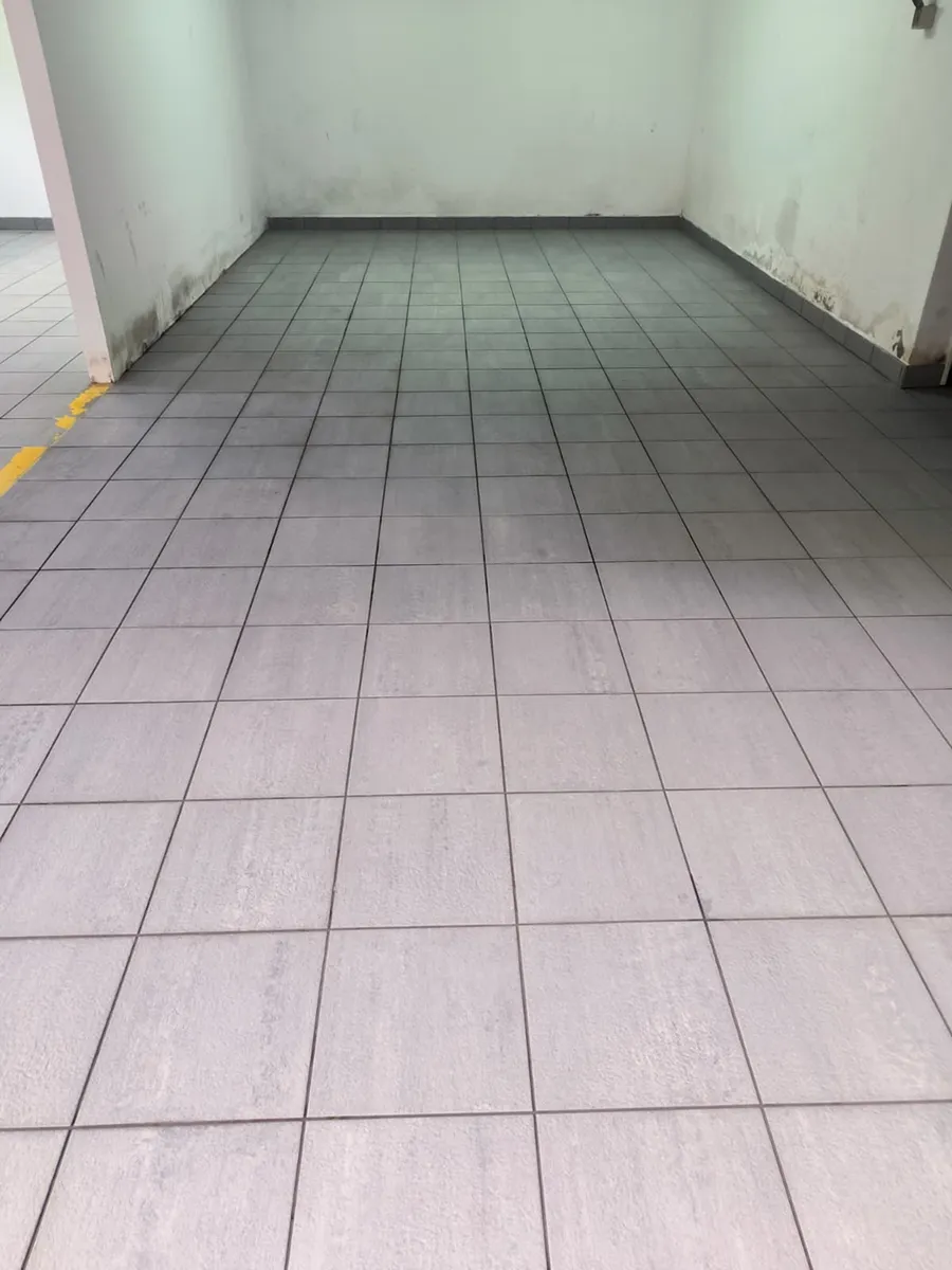 Silba strojno pranje i odmašćivanje podova u auto-servisu