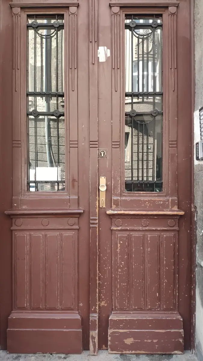 Silba uklanjanje grafita sa starih vrata visokotlačnim čišćenjem i restauracija