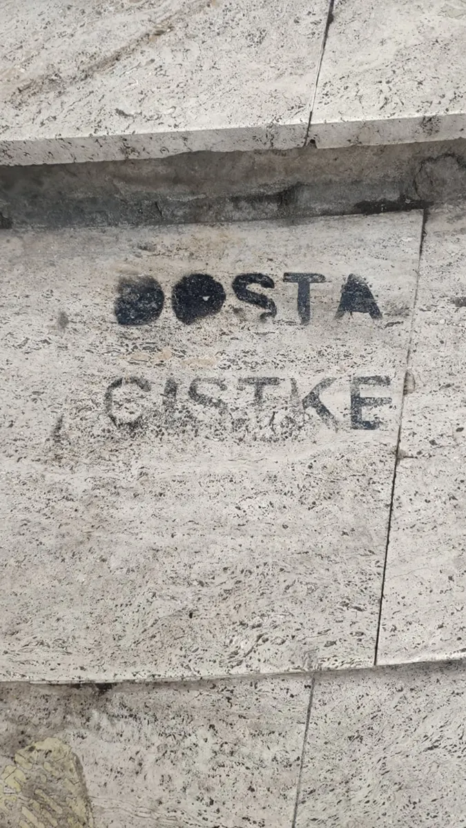 Uklanjanje tvrdokornih mrlja s betonskih površina strojnim pranjem