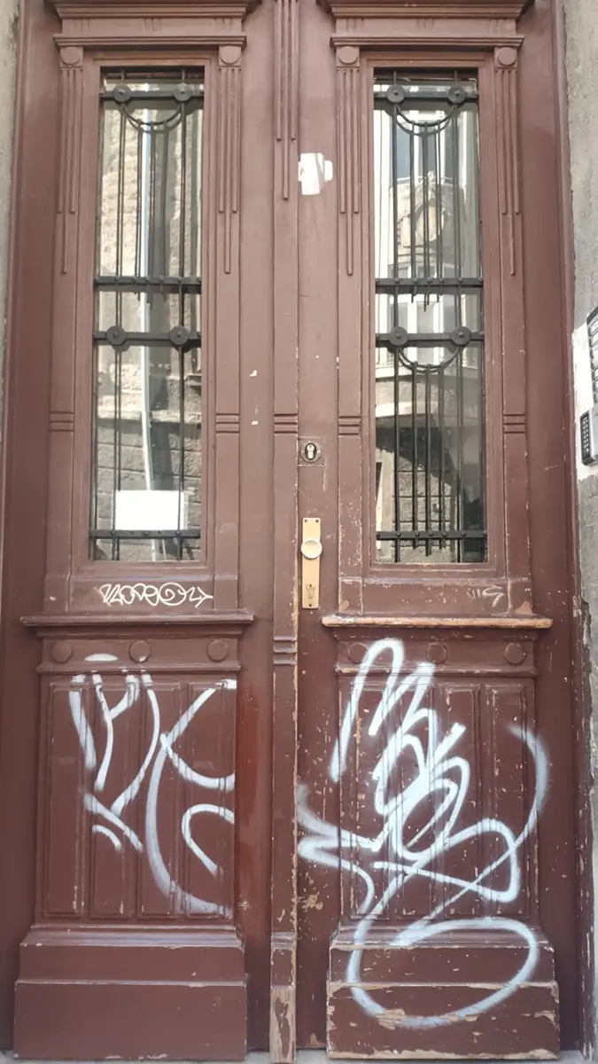Uklanjanje vandalskih grafita s drvenih i metalnih površina pod tlakom