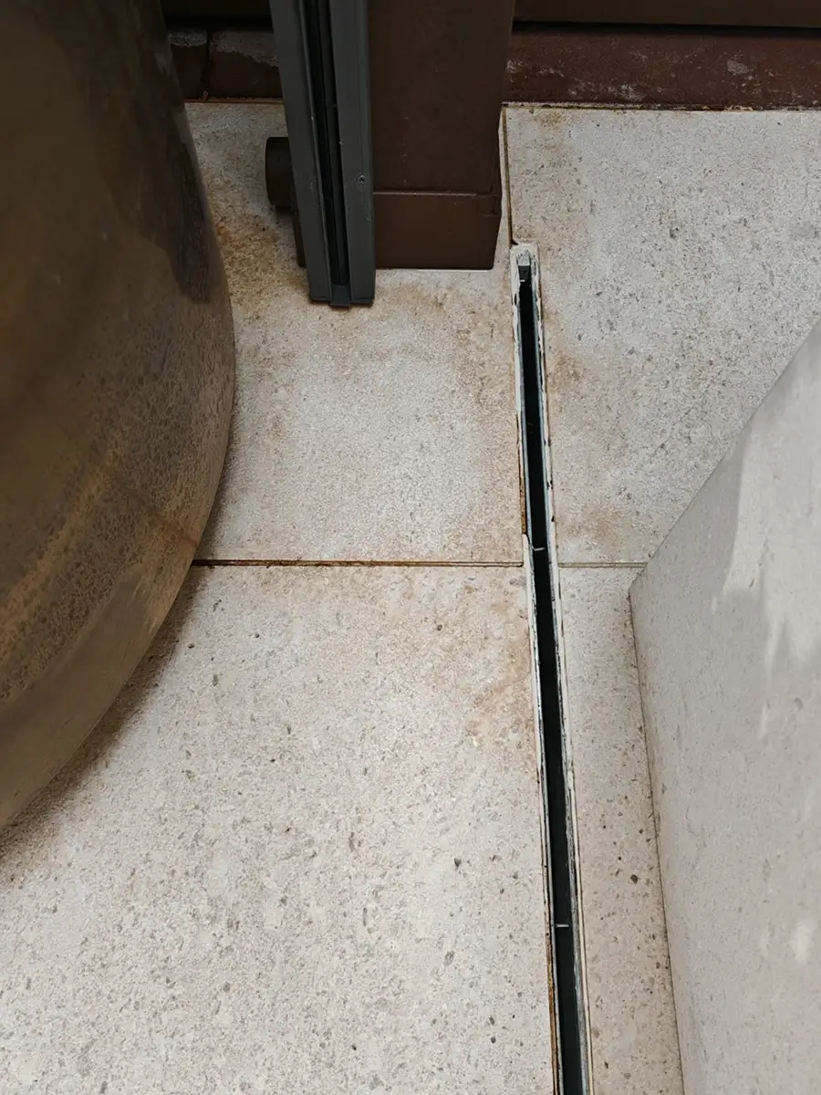 Parno čišćenje keramičkih pločica u kupaonici uz uništavanje virusa i bakterija