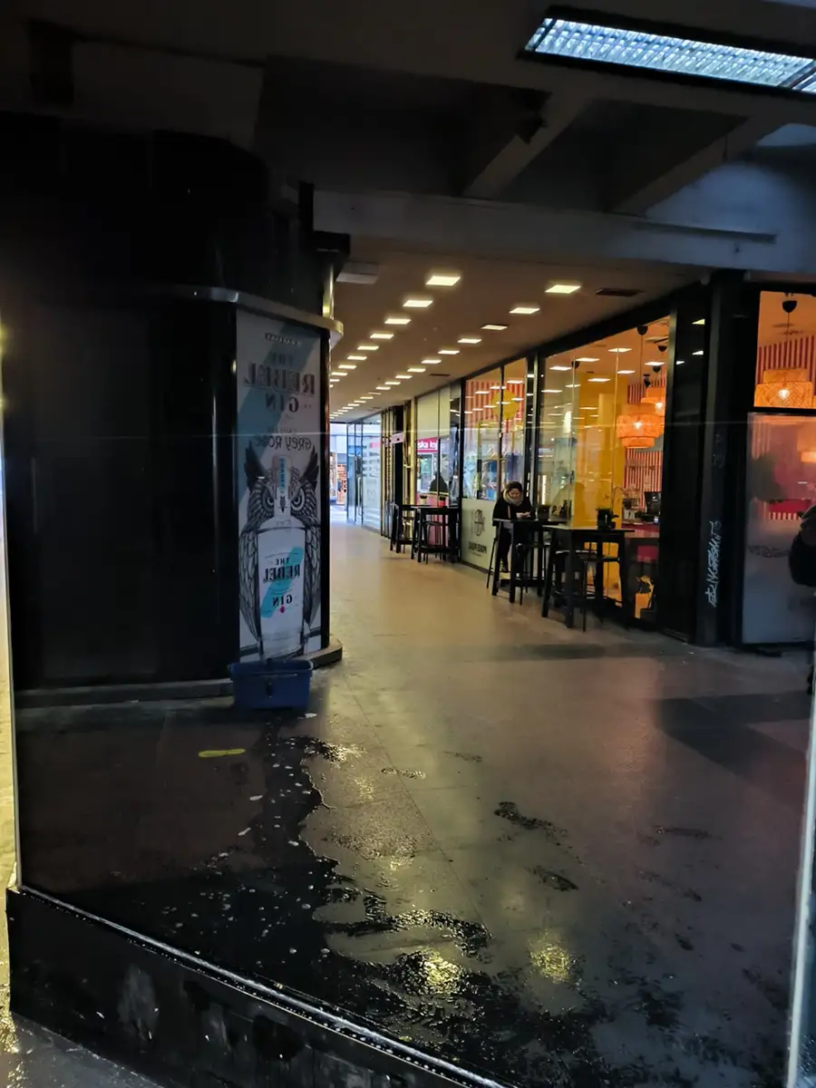 Silba referenca za profesionalno skidanje brendiranih folija s izloga bez oštećenja stakla